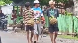 Dua Pemuda yang Diduga Pencuri, Dikalungi Tabung Gas lalu Diarak Keliling Kampung